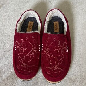 Olukai Red Floral Slippers size W7